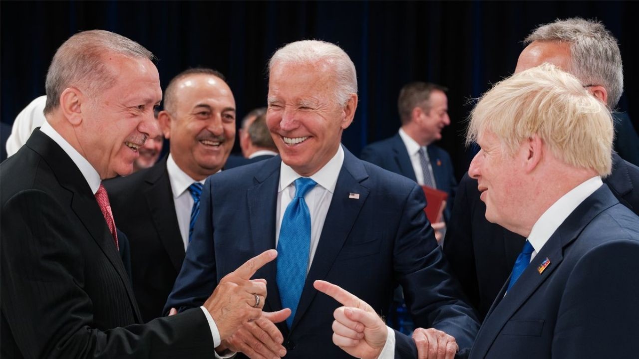 NATO Zirvesi'nde Cumhurbaşkanı Erdoğan,  Biden ve Johson tarafından samimi görüntüer! 'Çok güzelsin'