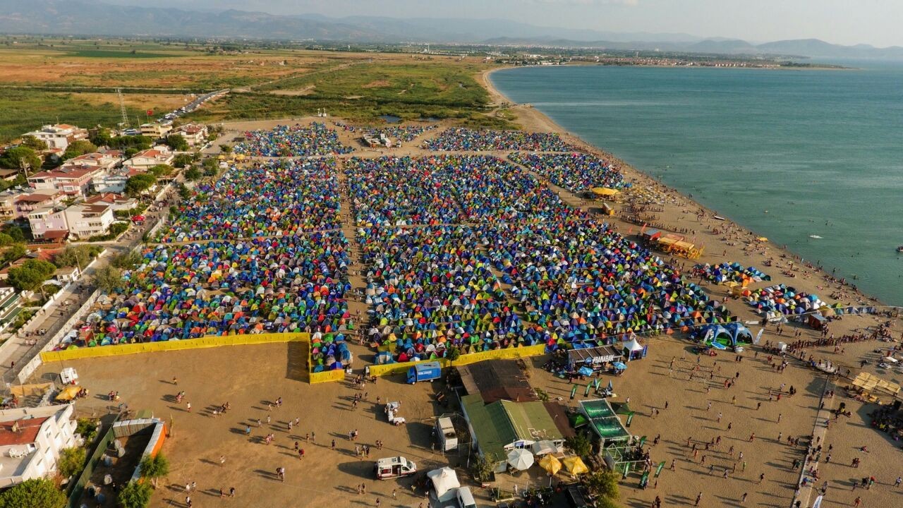 Zeytinli Rock Festivali için skandal karar: Yıllardır düzenlenen festival,  bu sene iptal edildi! Festivale talip olan İzmir Seferihisar belediyesi,  karara tepki gösterdi!