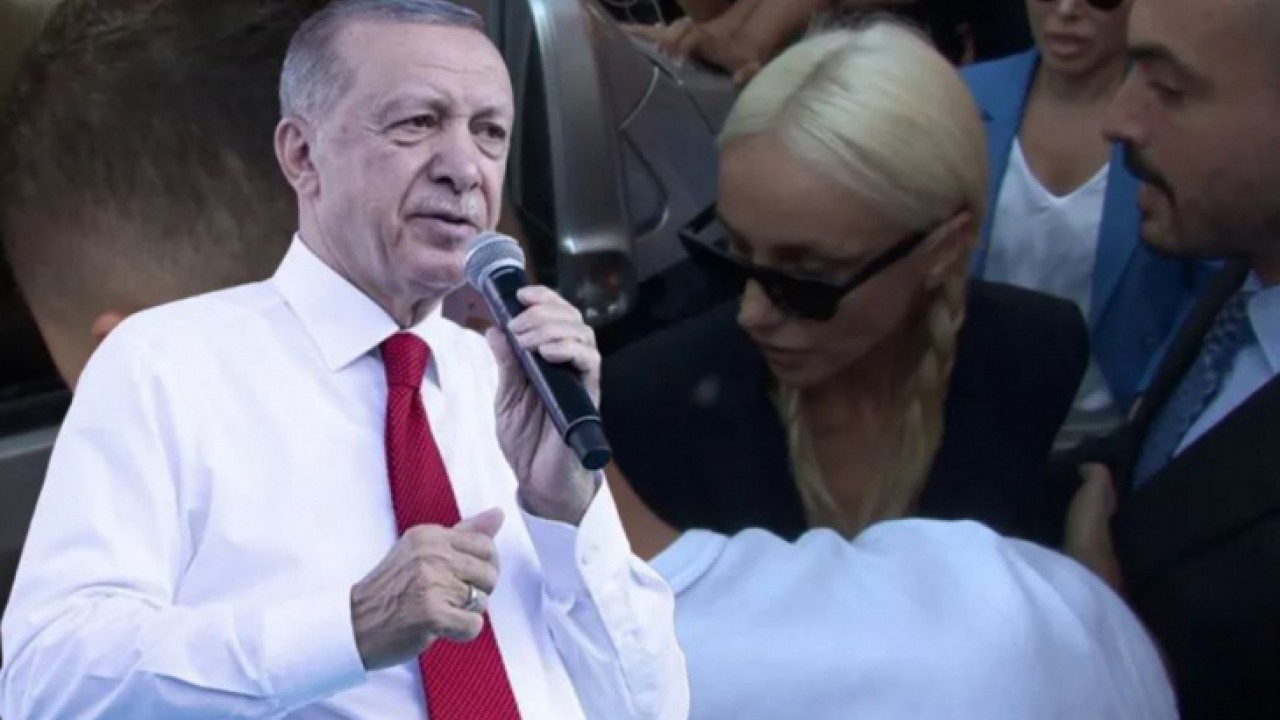 Cumhurbaşkanı Recep Tayyip Erdoğan,  isim vermeden şarkıcı Gülşen'i hedef aldı: “Hukuk önünde hesap vermekten paçalarını kurtaramayacak!”