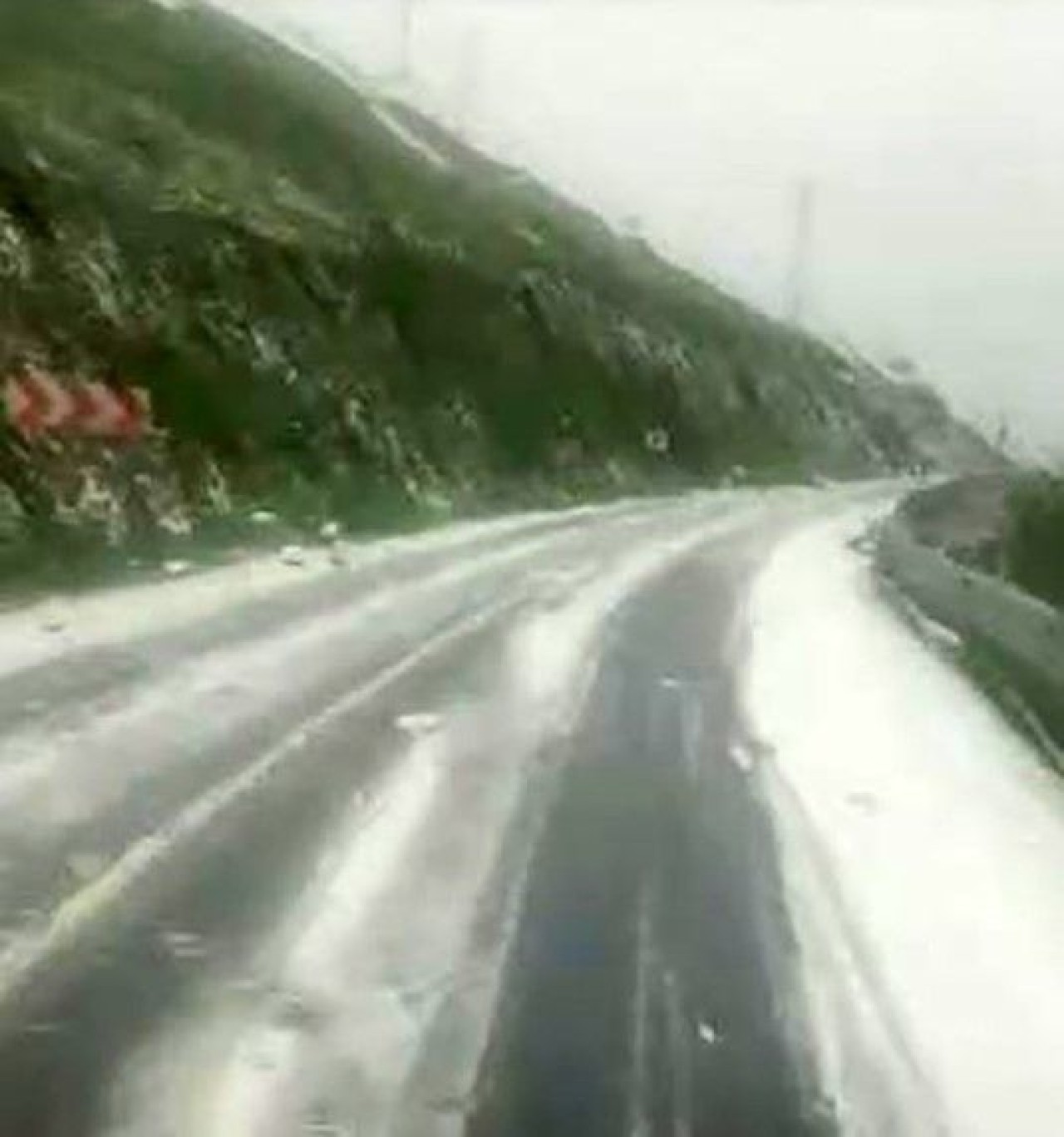 Artvin'de Haziran ayında her taraf beyaza büründü 30 cm yağan kar sonrası Karayolları ekipleri kar temizleme ve tuzlama çalışması başlattı 4