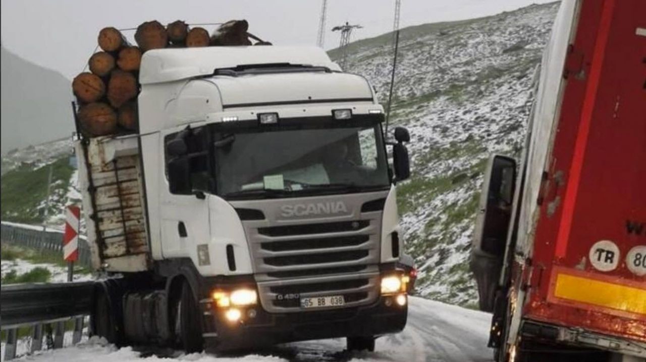 Artvin'de Haziran ayında her taraf beyaza büründü 30 cm yağan kar sonrası Karayolları ekipleri kar temizleme ve tuzlama çalışması başlattı 3