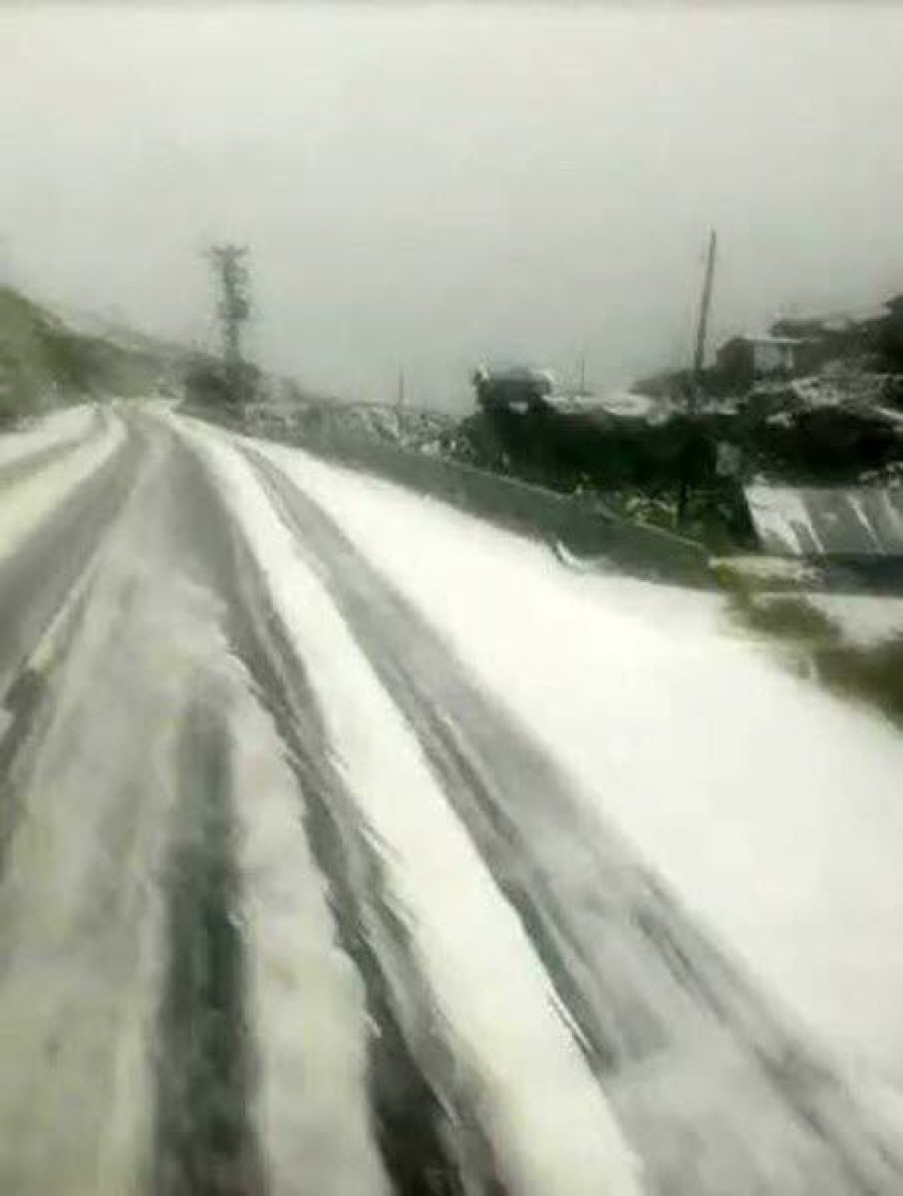 Artvin'de Haziran ayında her taraf beyaza büründü 30 cm yağan kar sonrası Karayolları ekipleri kar temizleme ve tuzlama çalışması başlattı 2