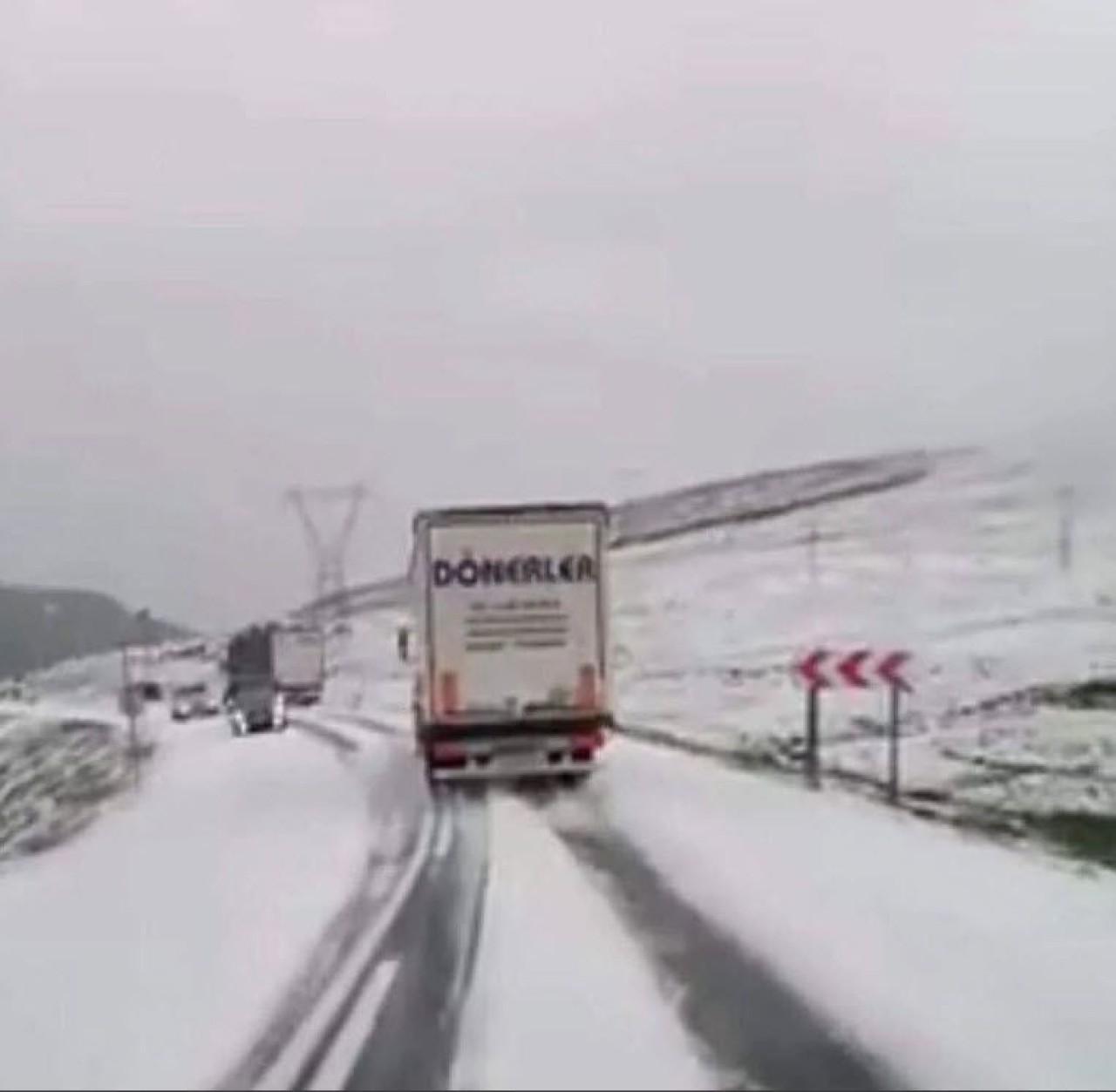 Artvin'de Haziran ayında her taraf beyaza büründü 30 cm yağan kar sonrası Karayolları ekipleri kar temizleme ve tuzlama çalışması başlattı 1