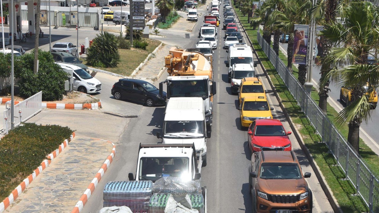 O ilçeye bayramdan tam 50 bin araç girdi! Bayram yoğunlunun böylesi görülmedi! İnsanlar akın akın...