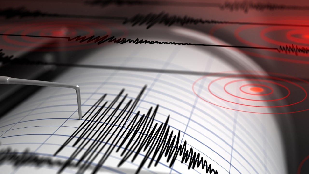 Erzurum'da 4.0 şiddetindeki deprem halkı sokağa döktü