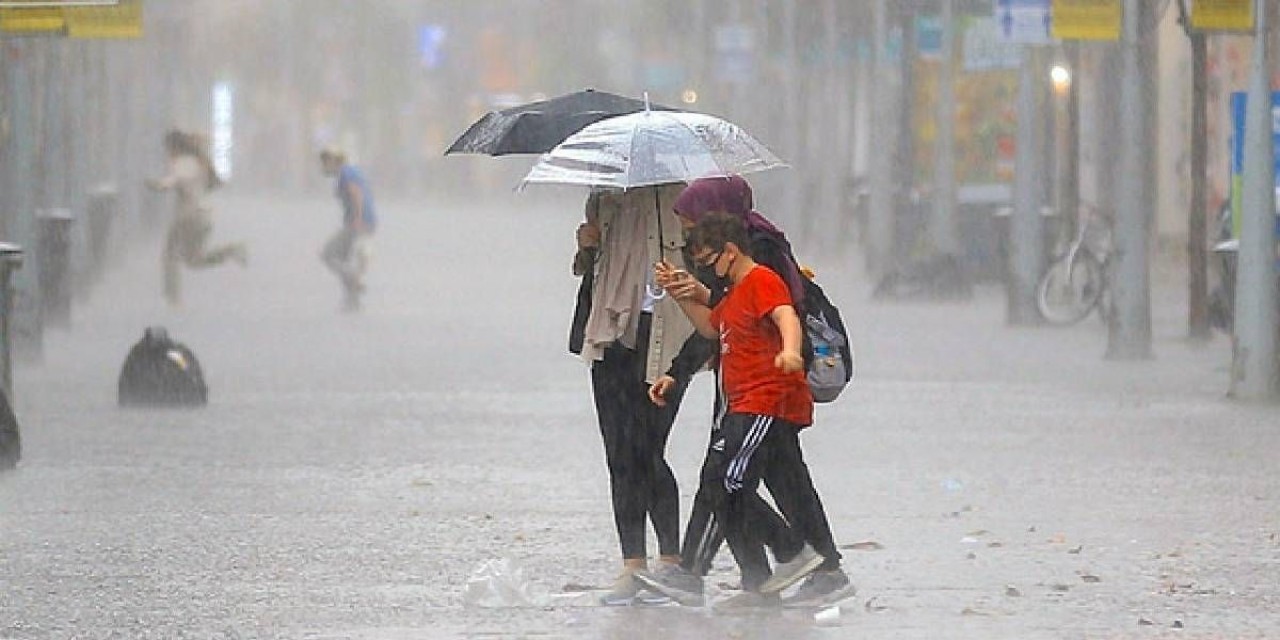 Meteoroloji'den sağanak yağış uyarısı geldi: Türkiye’nin bir yanı kavruluyor bir yanı selle boğuşuyor! İşte bölge bölge hava durumu 3