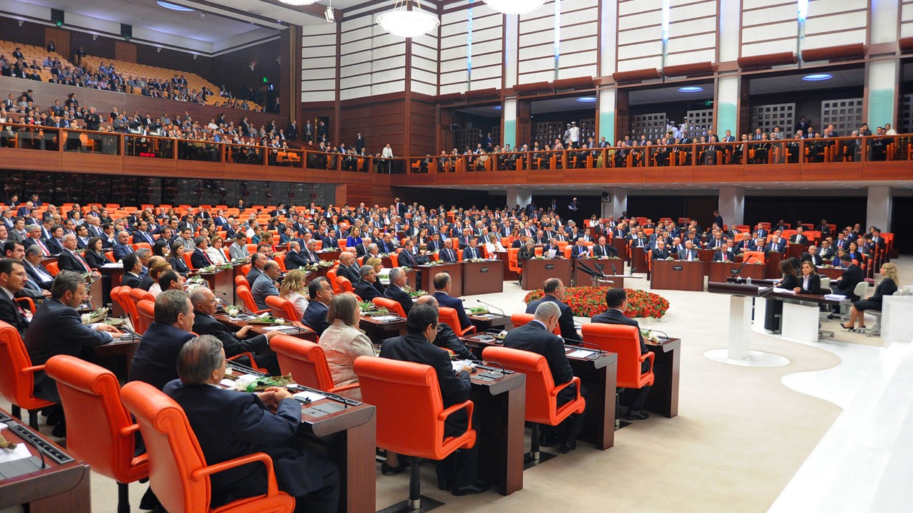 2. Torba yasa ayrıntıları belli oldu: Erken emeklilik,  kısmi emeklilik,  staj,  çıraklık sigortası,  taşerona kadro Meclis'e geliyor! Ev kadınları da emekli olabilecek