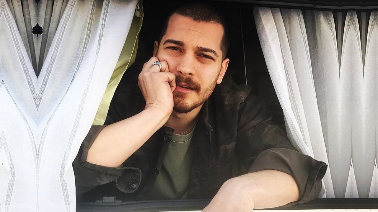 Çağatay Ulusoy'un Sürpriz Rolü Ortaya Çıktı: Bakın Hangi İzlenme Rekorları Kıran Filmde Oynamış!