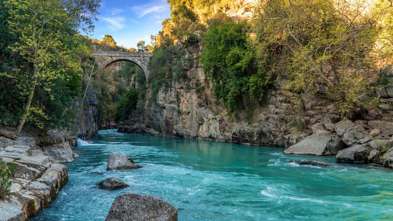 Antalya piknik yapılacak yerler nerelerde var: Tatil cenneti Antalya’da en güzel ve ferah piknik alanları! Köprülü Kanyon Milli Parkı,  Kurşunlu Şelalesi Tabiat Parkı,  Olympos Milli Parkı en güzel piknik alanları