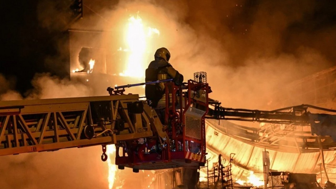 Zincir market kullanılamaz hale geldi! Ankara'da korkutan yangın