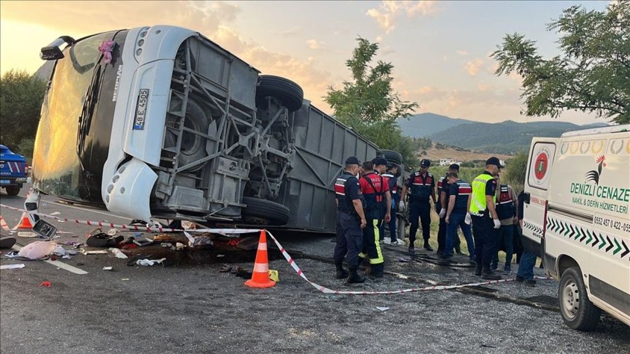 Denizli’de yaşanan otobüs kazasının ardından olayla ilgili yeni bilgiler geliyor! Verilen bilgiye göre kazanın asıl sebebi buymuş.. 3