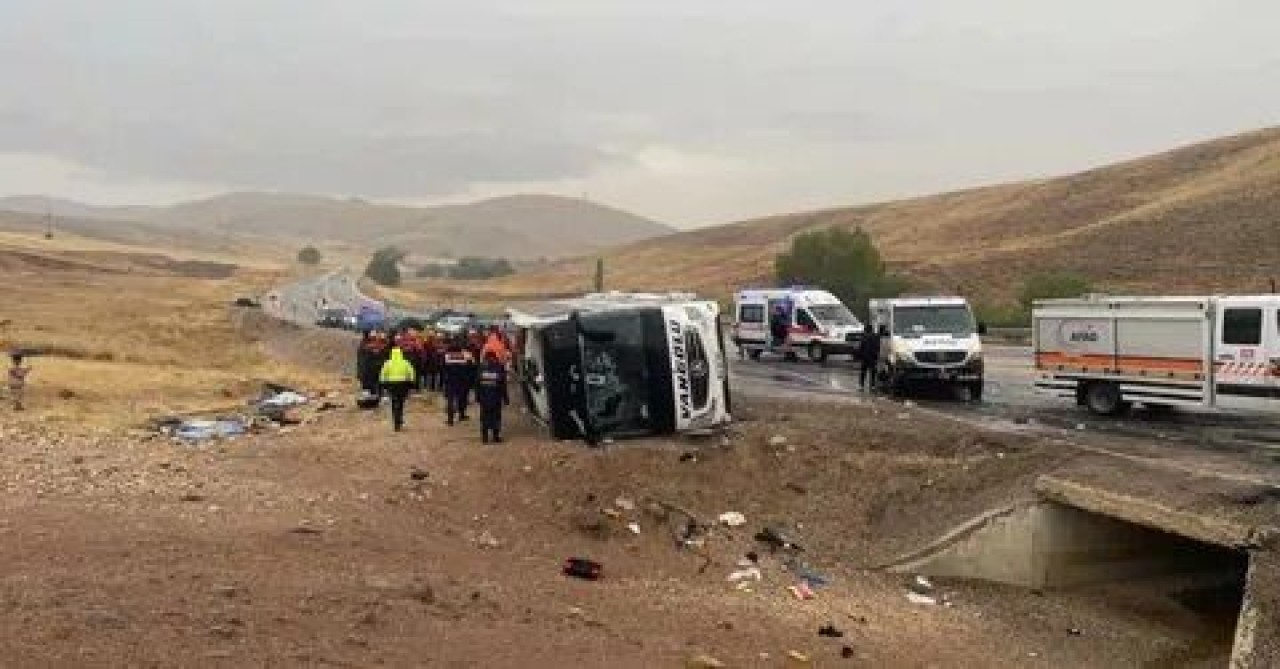 Sivas’ta otobüs kazası: çok sayıda ölü ve yaralı var.. Kaza ile ilgili soruşturma başlatıldı.. 1