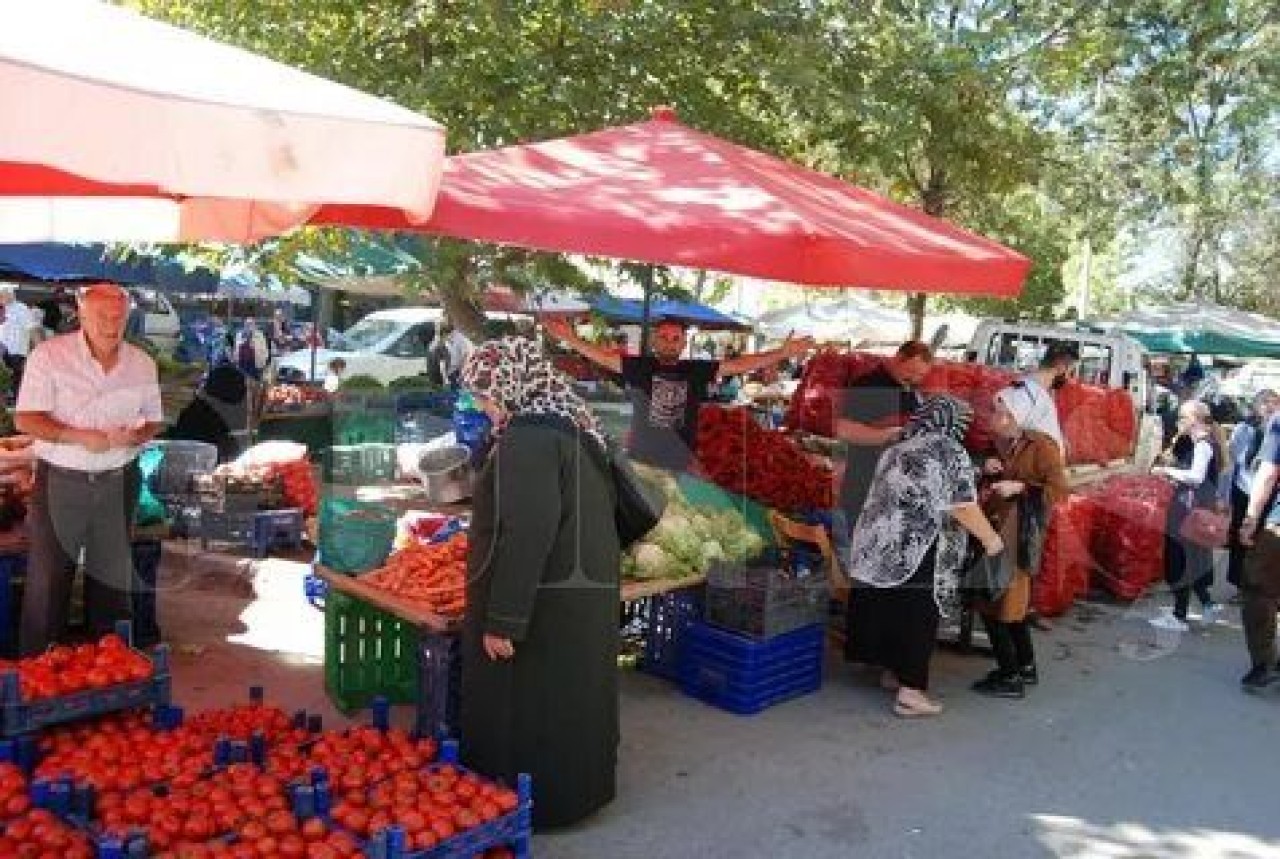 Pazarcı ve kadın arasında ders niteliğinde olay: Pazarcıların Arbedesi Domatesleri Salçaya Çevirdi 1