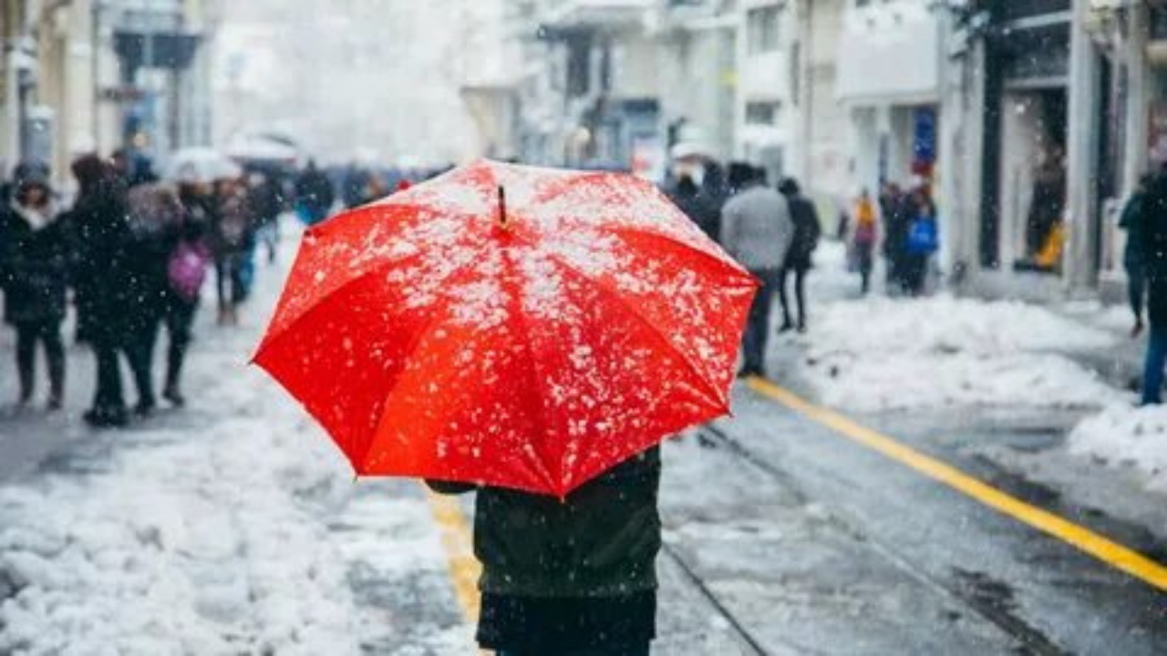 Meteoroloji Genel Müdürlüğü'nden açıklama: Bursa’nın Uludağ bölgesinde kar yağışı başladı. Kocaeli,  İstanbul,  Sakarya hazırlıklı olsun!