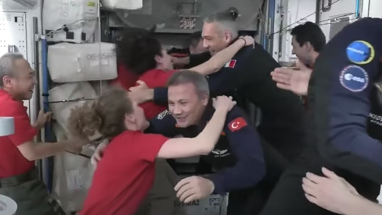 Türk astronot Alper Gezeravcı ve ekip arkadaşları,  uzay istasyonuna giriş yaptı