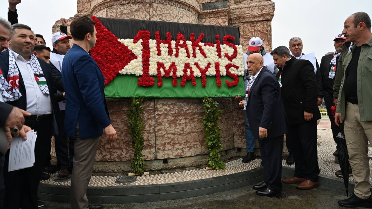 TÜRK-İŞ,  HAK-İŞ ve Memur-Sen küçük gruplar haline Taksim Anıtı'na çelenk bıraktı