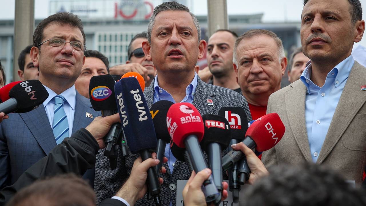 Özgür Özel,  1 Mayıs için Taksim'e yürümek için Saraçhane'de