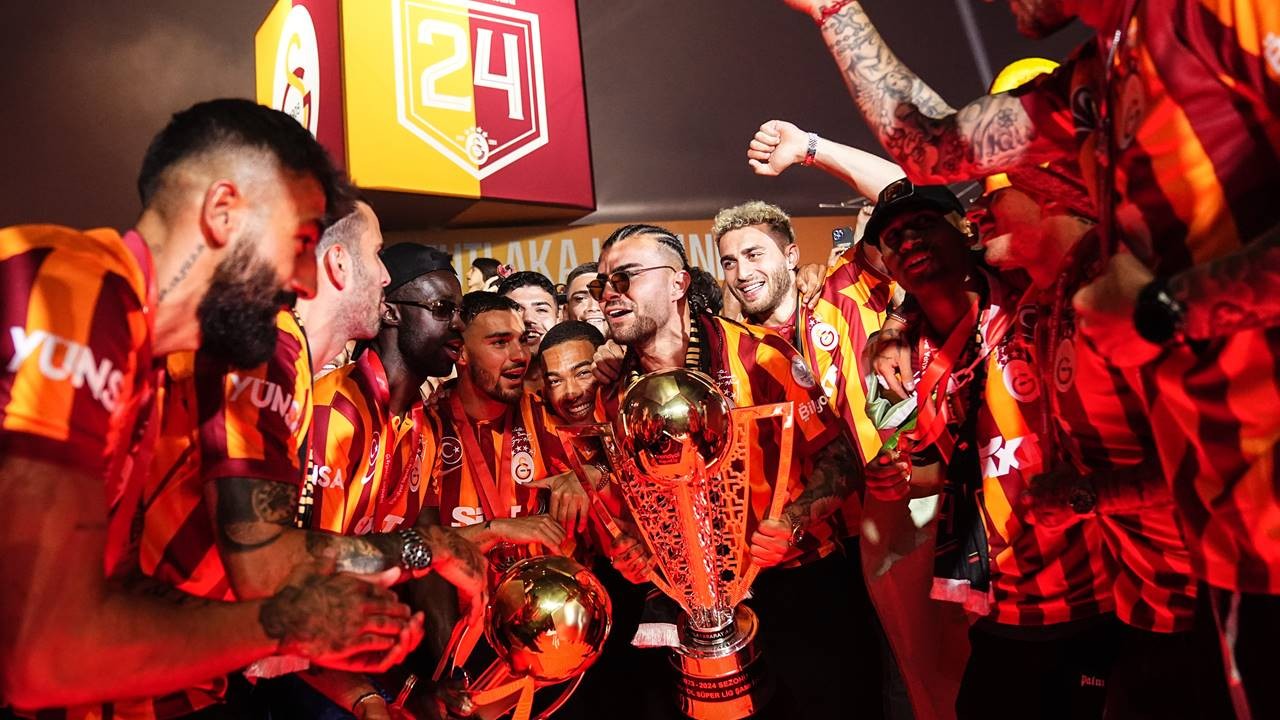 Galatasaray 24. Şampiyonluk Kupasını ve Süper Kupa'yı Törenle Kaldırdı - GS Haberleri