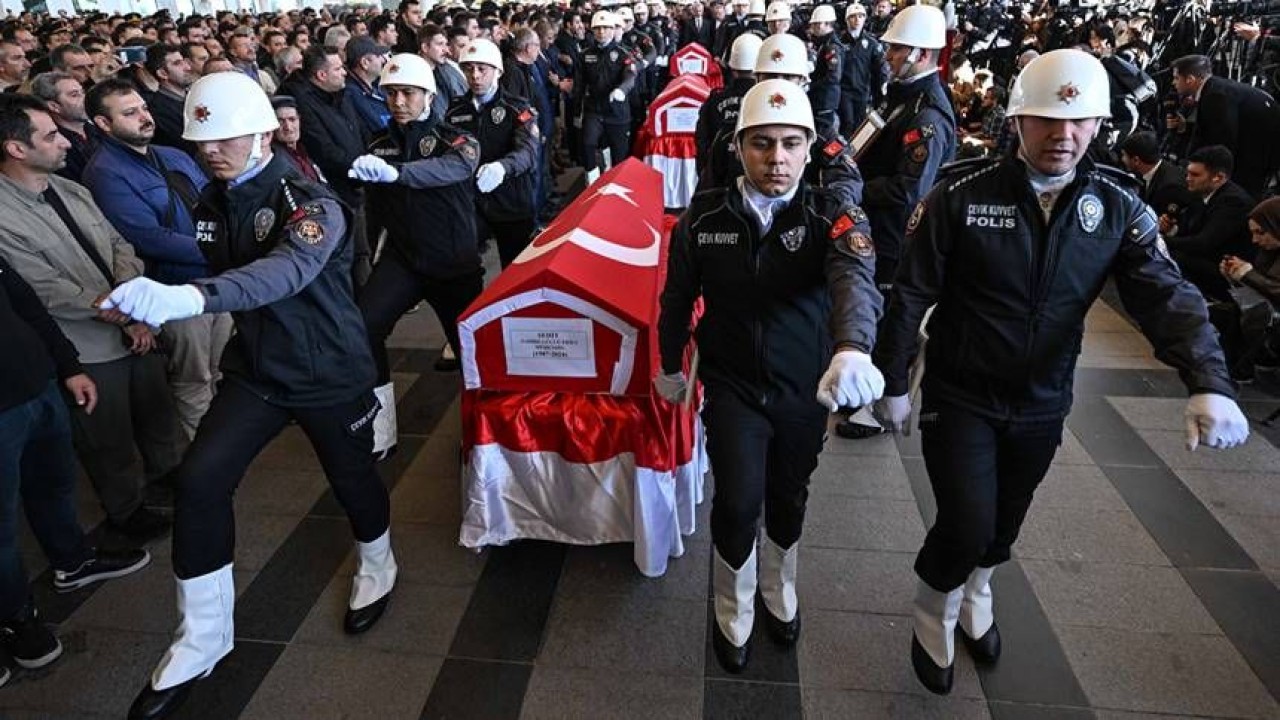 TUSAŞ Şehitlerimiz Gözyaşlarıyla Defnedildi! Aileler Ayakta Zor Durdu 6