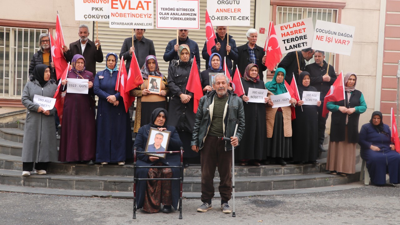 HDP Önündeki Evlat Nöbetine Bir Aile Daha Katıldı: Artık Dayanamıyoruz