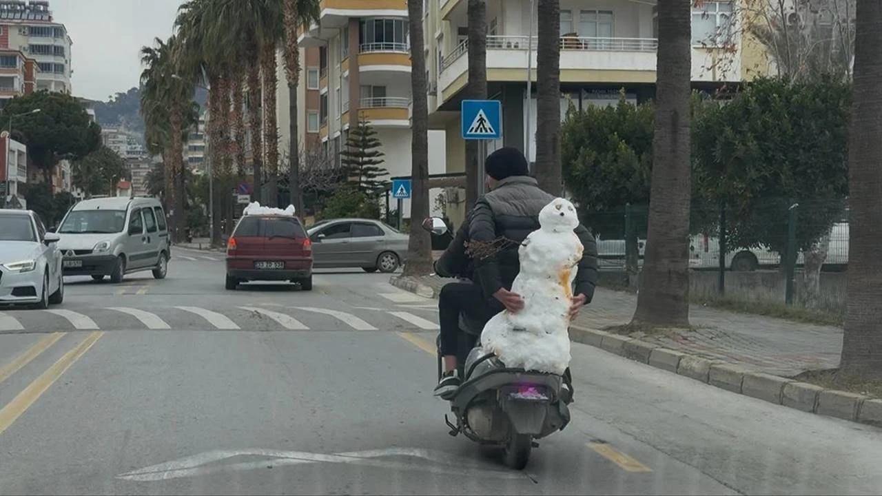 Mersin’de Şaşırtan Görüntü: Kardan Adamı Motosikletle Taşıdılar