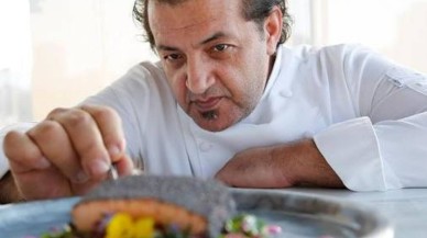 MasterChef'in Sert Jürisi Mehmet Yalçınkaya,  Sosu Eli ile Süren Yarışmacıya Öyle Bir Tepki Verdi Ki!