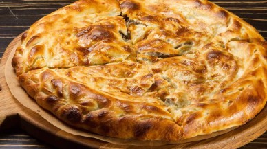 10 dakikada 2 yufka ile börek tarifi: Bildiğiniz bütün börek tariflerini unutturan lezzet! Yedikçe yemek isteyeceksiniz işte pratik börek tarifi