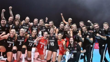 2023 CEV Avrupa Şampiyonası'nda yarışan Millli Voleybol takımımız finalde! Filenin Sultanları namağlup olarak finale yükseldi..