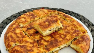 Bayat ekmeklerinize yeni bir hayat verin: Süt,  yumurta ve peynirle çıtır börek nasıl yapılır?