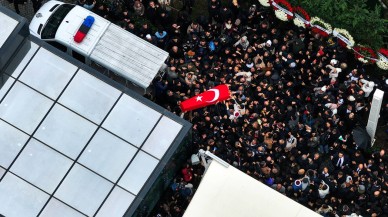 Usta Sanatçı Ferdi Tayfur'a Son Veda... Hayranlarının Omzunda Toprağa Verildi