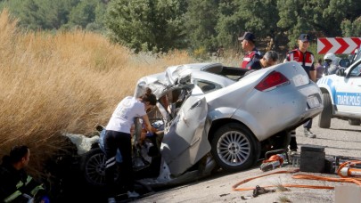 Muğla'da korkunç kaza Tuğla yüklü TIR'la çarpışan otomobildeki 2 kişi öldü