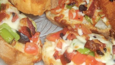 Evde bayatlayan ekmeklerden gerçeğini aratmayan pizza tarifi