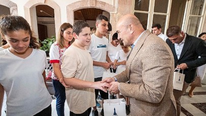 Görme engelli milli takım sporcuları İzmir Büyükşehir Belediye Başkanı Tunç Soyer'i ziyaret etti