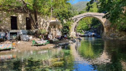 Ege’nin saklı cenneti Mıhlı Şelalesi turistleri büyülüyor! Serinlemek için harika bir gölet