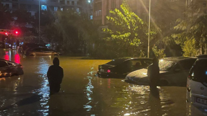 Vatandaş artık isyan etti! İstanbul'da yoğun sağanak yağışın ardından yollar göle döndü! Sağanak yağış şehri felç etti