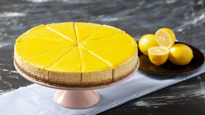 Limonlu Cheesecake Enfes Bir Tatlı Tarifi: Ekşi ve Tatlı Bir Lezzet! Limonlu Cheesecake Nasıl Yapılır? Yumuşak Kreması ve Mis Kokulu Tabanıyla Nefis Bir Tatlı