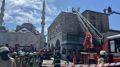 Tarihi Mısır Çarşısı'nın Çatısında Yangın Çıktı