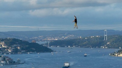 İstanbul'da Boğazda Şaşırtan Görüntü! İp Üstünde Asya'dan Avrupa'ya Geçti