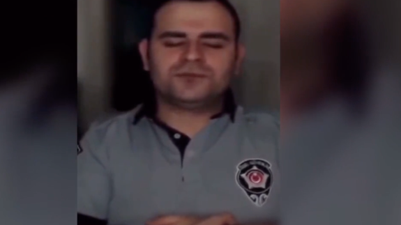 Şoke eden video sosyal medyada tepki çekti: Güvenlik görevlisi namazla dalga geçti! İşte o anlar...