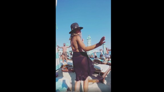 Ünlü oyuncu Tuvana Turkay'da bikinili oryantal! Video takipçilerden tam not aldı.