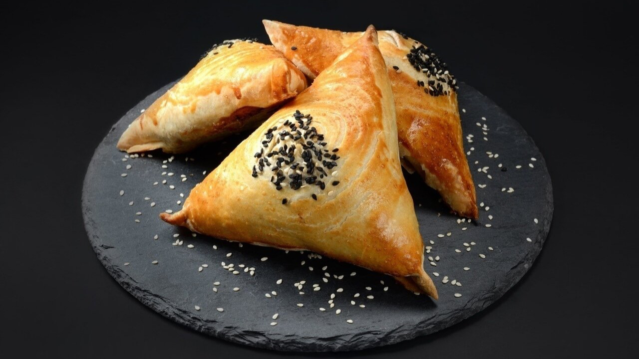 Çay saatlerinin,  kahvaltıların vazgeçilmezi! Peynirli üçgen börek! Peynirli üçgen börek nasıl yapılır? Peynirli üçgen börek tarifi?